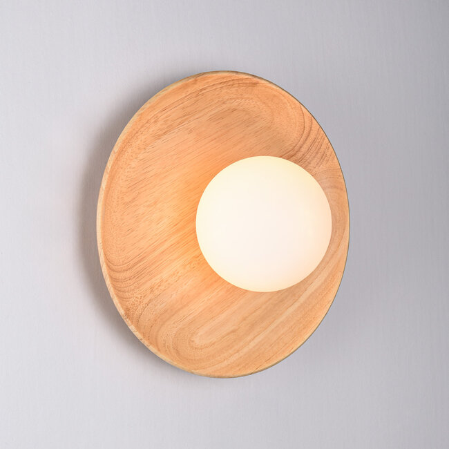 Wandleuchte Ruva aus hellem Holz und milchweißem Glas
