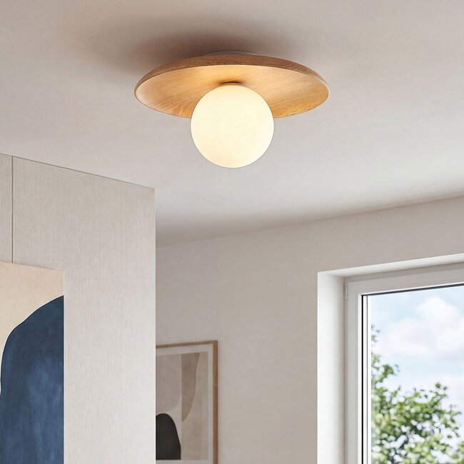Deckenleuchte Ruvo aus hellem Holz und milchweißer Glaskugel