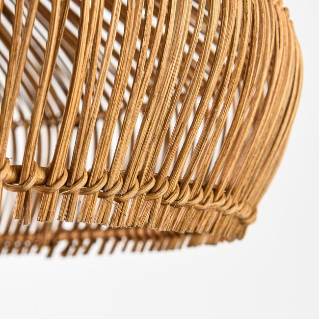 Hängelampe Suki aus handgeflochtenem Rattan mit Holzdetail Ø49 cm