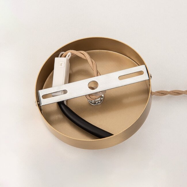 Rattan-Hängelampe Arua mit handgeflochtenem Doppelschirm und goldenem Detail Ø50 cm