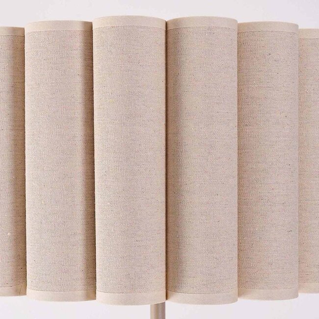 Beige Stehleuchte Cely mit plissiertem Leinenstoffschirm