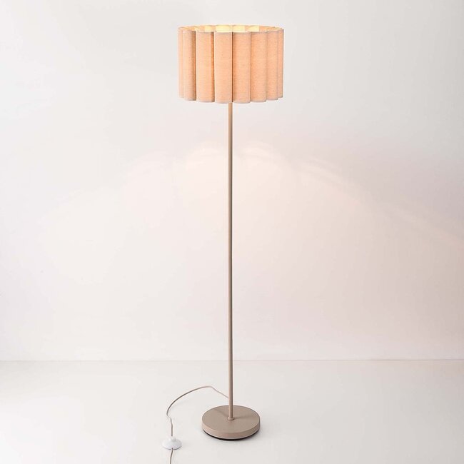Beige Stehleuchte Cely mit plissiertem Leinenstoffschirm