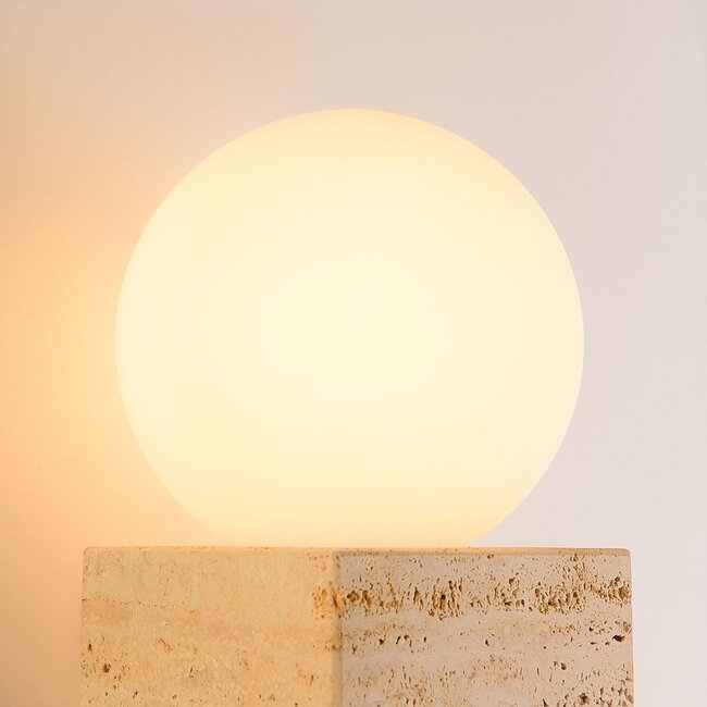 Wandlampe Emi mit Travertin (Naturstein) und milchweißer Kugel