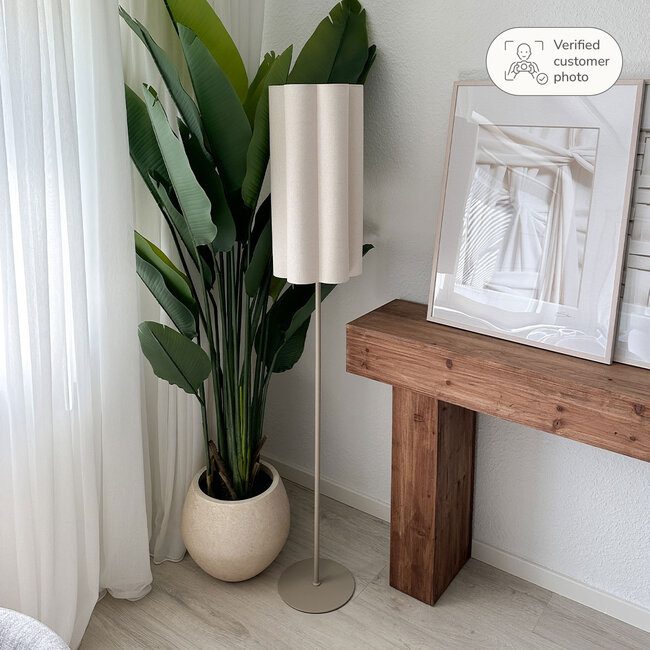 Moderne Stehleuchte Oia mit Leinenkappe in Beige