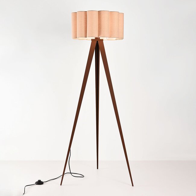 Stehlampe Florien mit plissiertem Leinenschirm und Metalldreibein in Braun