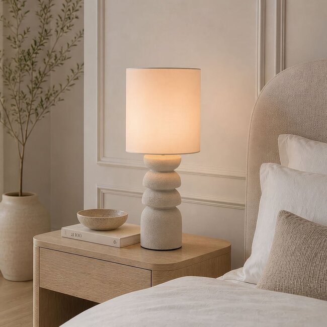 Tischlampe Kiyra aus weißer Keramik mit Stoffschirm in Beige