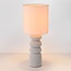 Tischlampe Kiyra aus weißer Keramik mit Stoffschirm in Beige