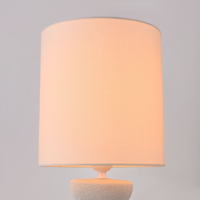 Tischlampe Kiyra aus weißer Keramik mit Stoffschirm in Beige