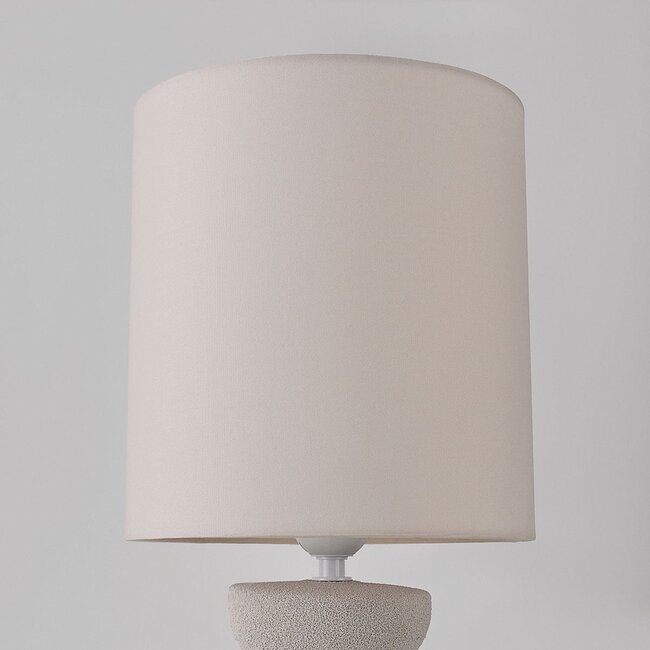 Tischlampe Kiyra aus weißer Keramik mit Stoffschirm in Beige
