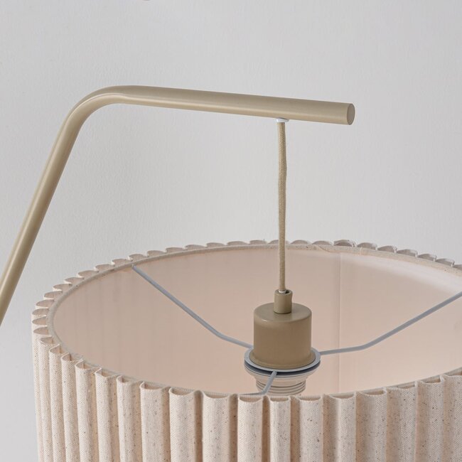 Gebogene Stehleuchte Pedro mit plissiertem Schirm in Beige