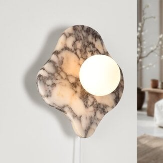 Wandleuchte Karise mit Bulgari-Marmor und Glaskugel