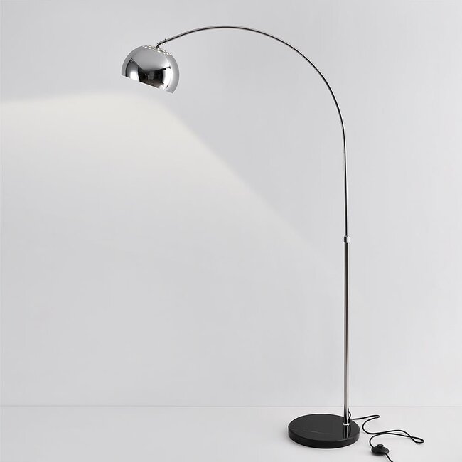 Lampadaire arqué Bowie en chrome et marbre noir