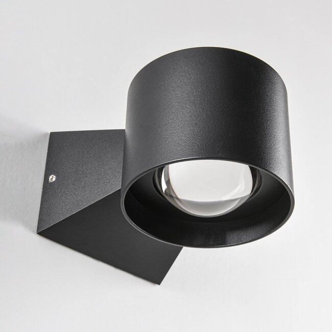 Applique Ylva en noir, pour l'intérieur et l'extérieur