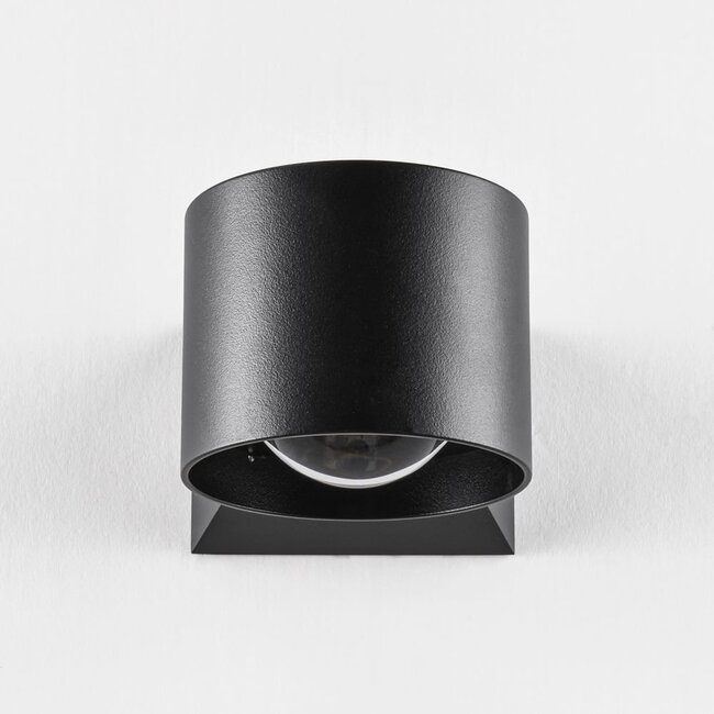 Applique Ylva en noir, pour l'intérieur et l'extérieur