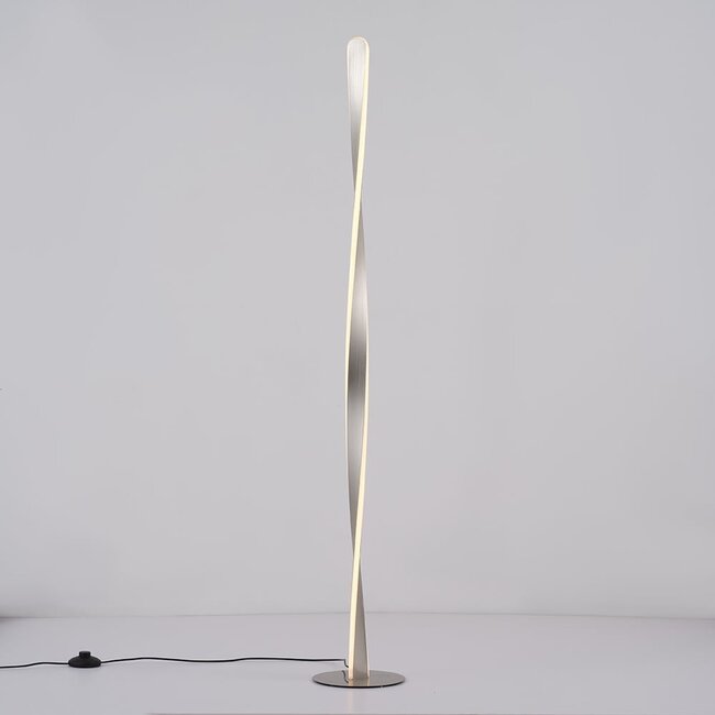 Lampadaire Locke avec armature torsadée et LED intégrée