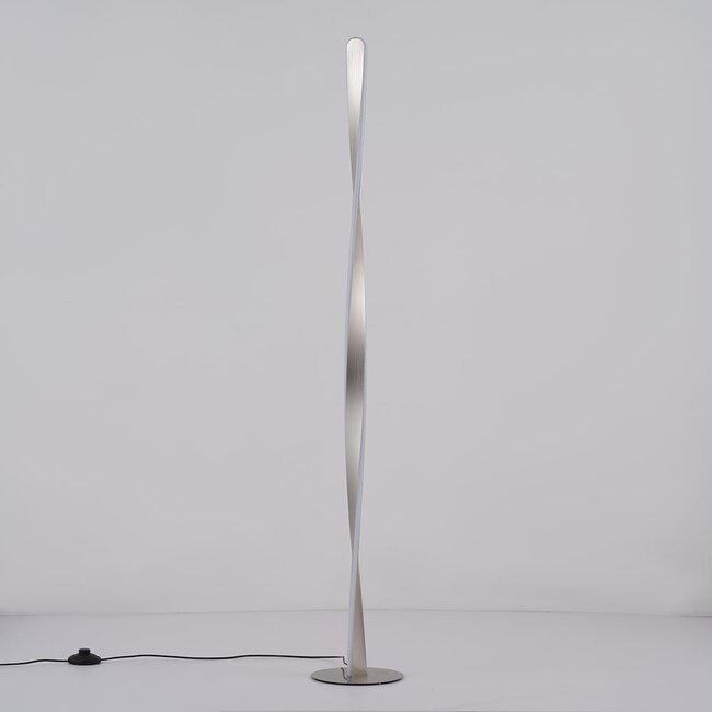 Lampadaire Locke avec armature torsadée et LED intégrée