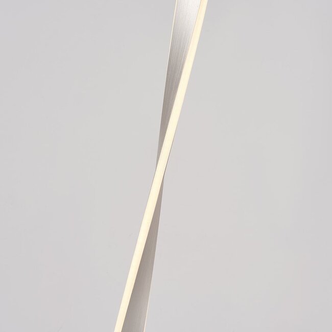 Lampadaire Locke avec armature torsadée et LED intégrée