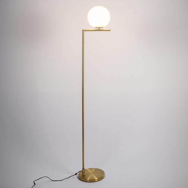 Lampadaire design Connor en doré et verre blanc laiteux