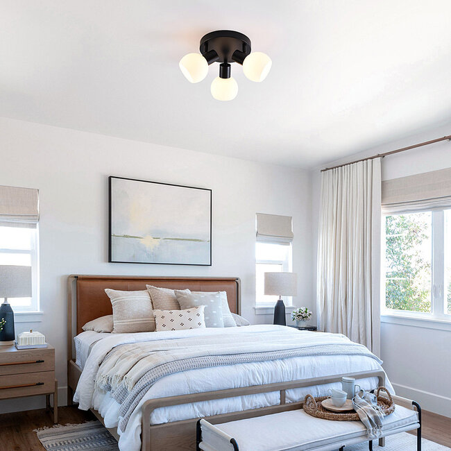 Plafonnier noir Peri avec 3 spots en verre blanc laiteux orientables