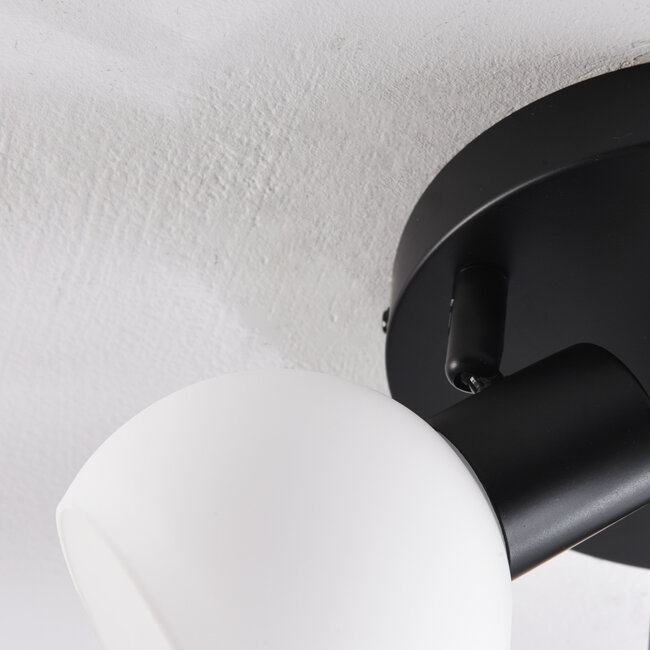 Plafonnier noir Peri avec 3 spots en verre blanc laiteux orientables