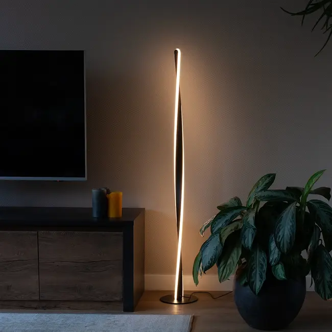 Lampadaire torsadé Locke en noir