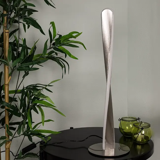 Lampe de table design torsadée Rizar en nickel satiné