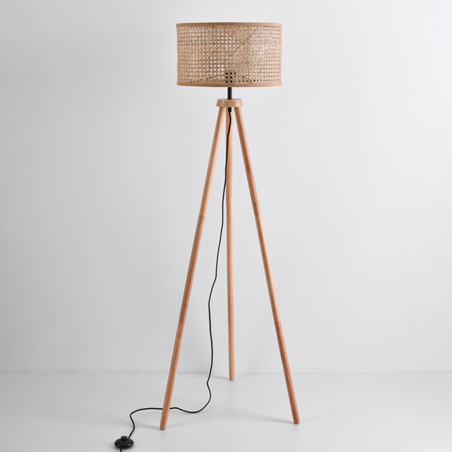 Lampadaire en bois trépied avec abat-jour en rotin - Vime