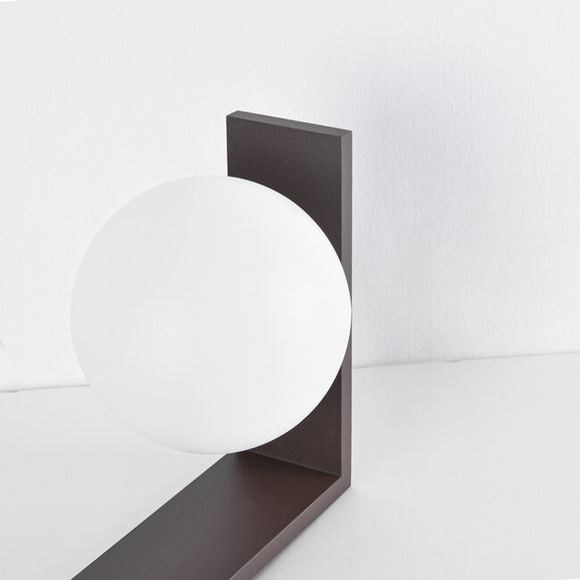 Lampadaire brun avec abat-jour en polycarbonate blanc laiteux - Mesia