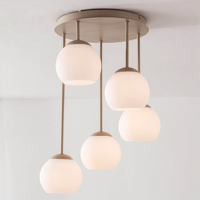Plafonnier moderne beige Carato à 5 lumières avec boules en verre blanc laiteux