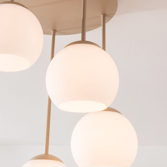 Plafonnier moderne beige Carato à 5 lumières avec boules en verre blanc laiteux