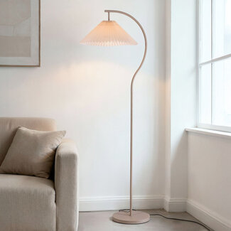 Lampe arquée moderne Tatsu avec abat-jour plissé en tissu et structure beige