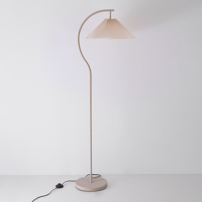 Lampe arquée moderne Tatsu avec abat-jour en tissu plissé et structure beige