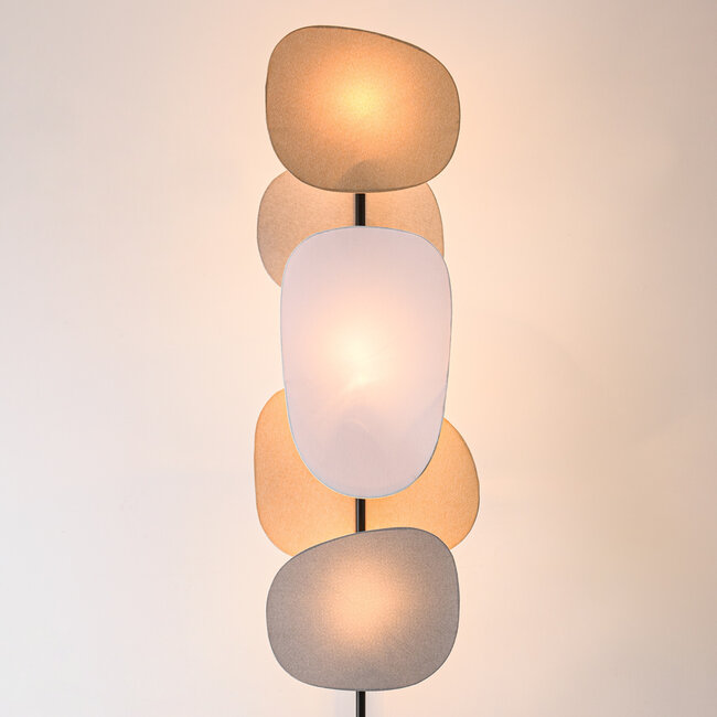 Lampadaire Velore avec abat-jour en lin naturel dans des tons doux et clairs