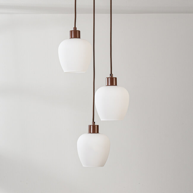 Suspension moderne Stockton - marron avec verre blanc laiteux, 3 lumières