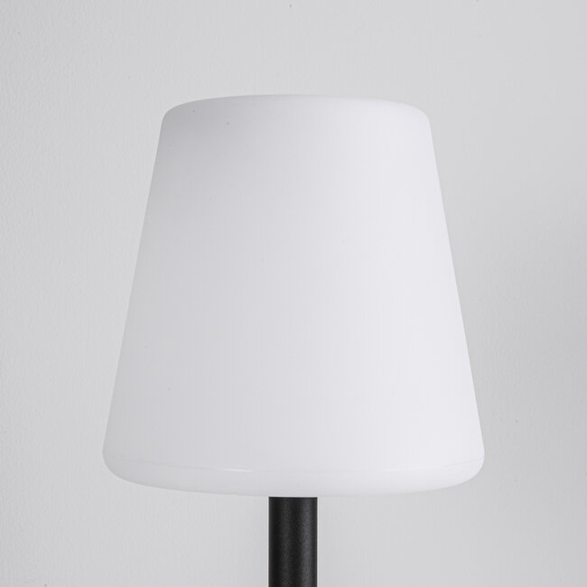 Lampe de table solaire Lucen avec pied métallique et lumière blanche chaude