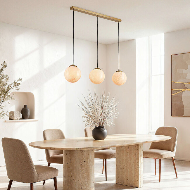 Suspension Tessra avec trois boules aspect marbre et accents dorés en laiton