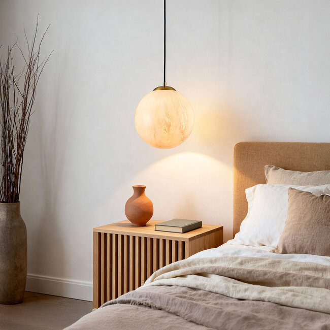 Suspension à 1 lumière Tessra avec verre aspect marbre et laiton doré