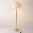 Lampadaire design Evania avec plumes blanches et pied en laiton doré