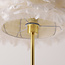Lampadaire design Evania avec plumes blanches et pied en laiton doré
