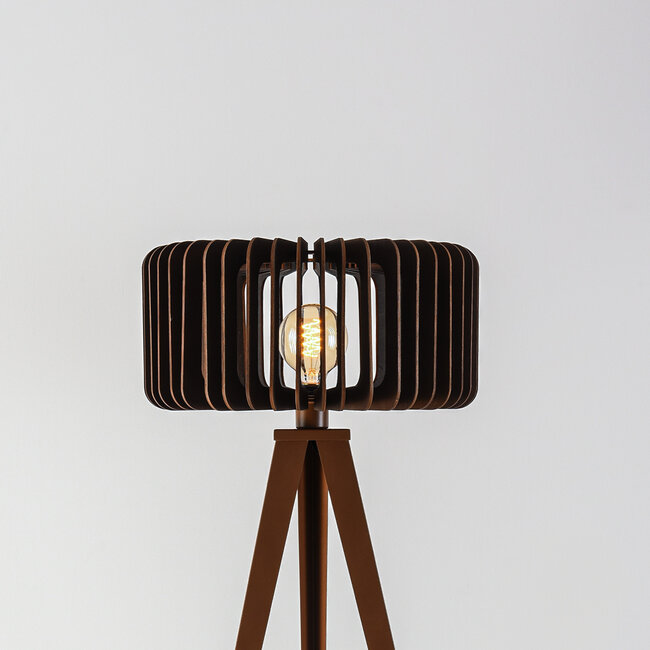 Lampadaire Oakly avec trépied en bois et abat-jour à lamelles aspect noyer