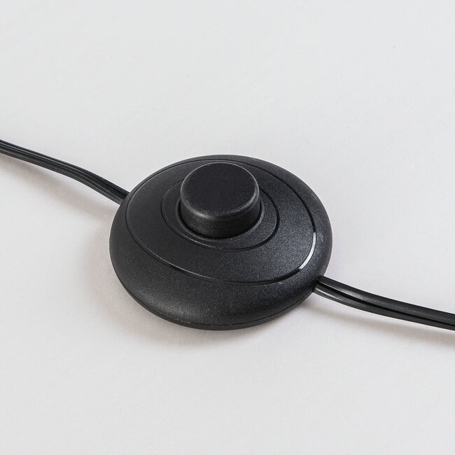 Lampadaire Oakly avec trépied en bois et abat-jour à lamelles aspect noyer