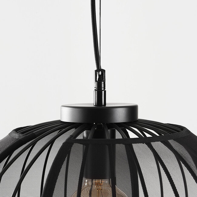 Suspension Lofas avec abat-jour métallique ouvert et tissu noir