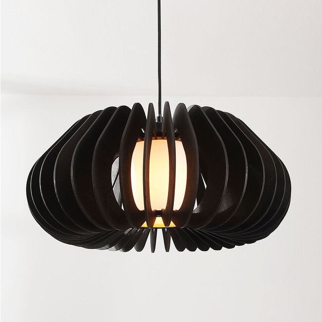 Suspension en bois Rorka avec lamelles noires, forme ronde ouverte et diffuseur