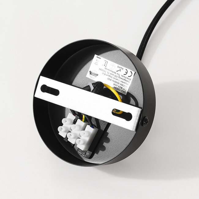 Suspension en bois Rorka avec lamelles noires, forme ronde ouverte et diffuseur