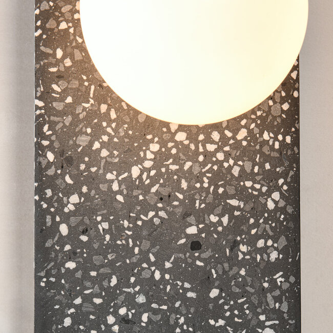 Applique murale Vero en ciment et verre blanc laiteux avec aspect terrazzo gris foncé