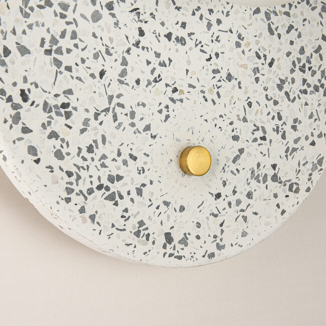 Applique ronde Velo en ciment et verre blanc laiteux, aspect terrazzo