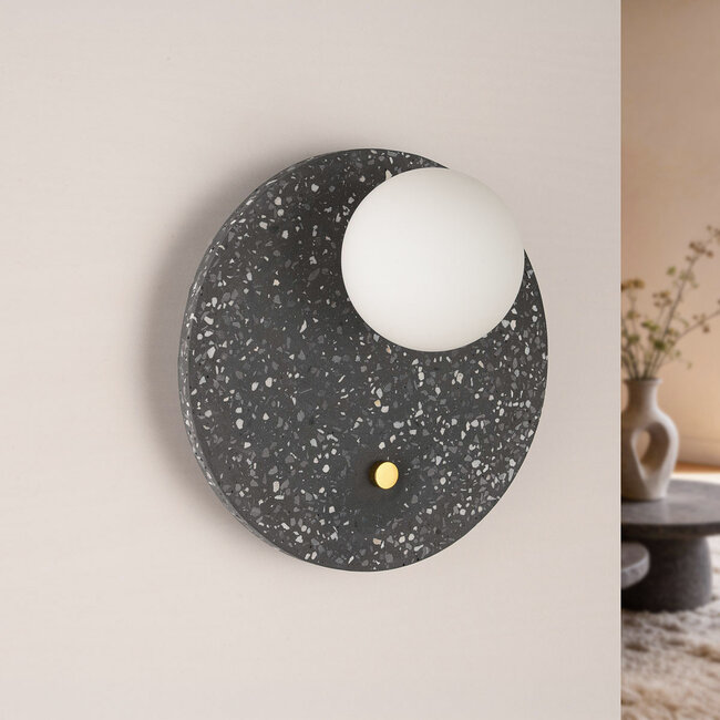 Applique murale Vero ronde en ciment et verre blanc laiteux avec aspect terrazzo gris foncé