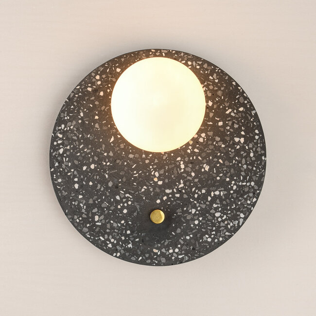 Applique murale Vero ronde en ciment et verre blanc laiteux avec aspect terrazzo gris foncé