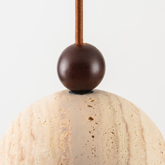 Suspension à 3 lumières Vara en travertin (pierre naturelle), bois et verre blanc laiteux