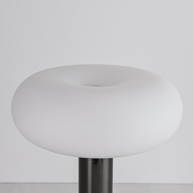 Lampe à poser Zarya rechargeable avec station de charge, LED intégrée et verre opalin